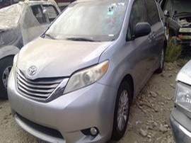2011 TOYOTA SIENNA SILVER XLE 3.5 AT 2WD.  Z24871
